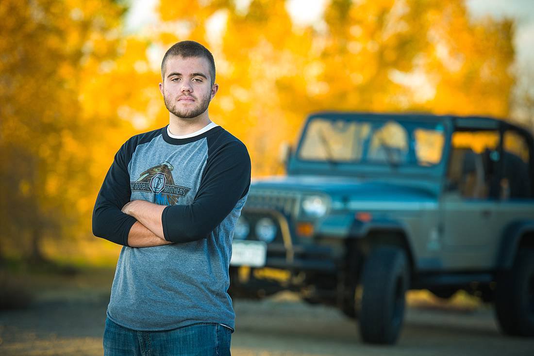 Senior portrait of guy with his Jeep in the background